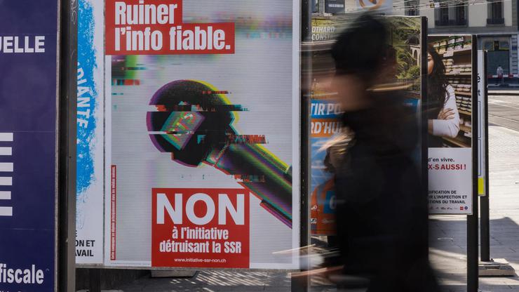 Non-political party poster encouraging to vote against the funding cuts for the SRG SSR (Swiss Broadcasting Corporation) in Geneva