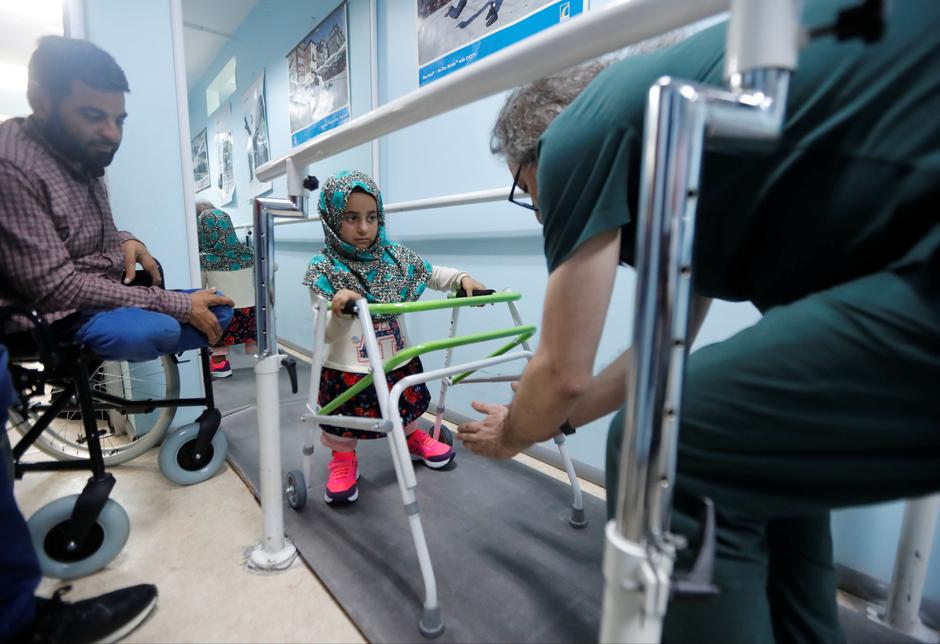 Sirijska djevojčica Maya Merhi sa limenkama na nogama umjesto proteze | Author: OSMAN ORSAL/REUTERS/PIXSELL