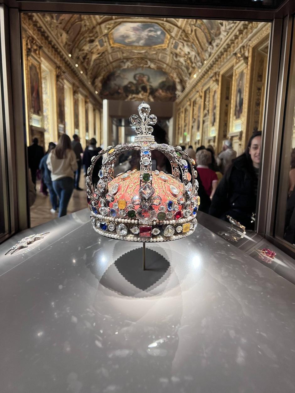 PARIS, FRANCE - OCTOBER 21: Sets of sumptuous jewelry are on display at the Louvre Museum on October 21, 2023 in Paris, | Author: Profimedia