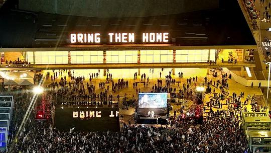 Thousands protest in Tel Aviv