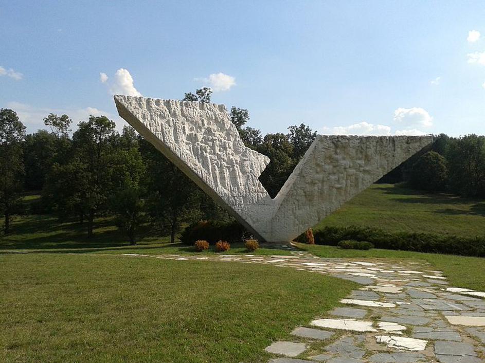 Spomenik na Šumarici strijeljanima u Kragujevcu