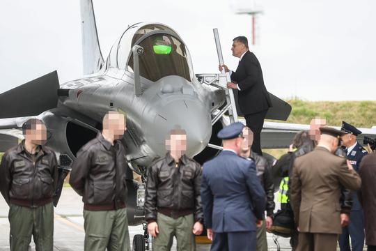 Zagreb: Predsjednik Zoran Milanović pregledao Rafale i popeo se na jednog