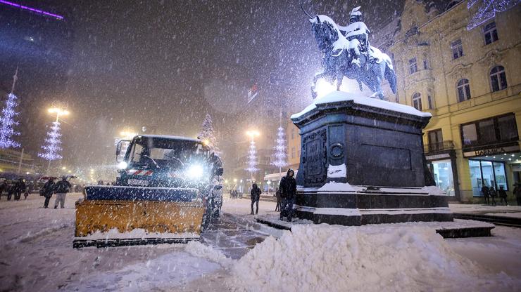 Čišćenje snijega na Trgu bana Jelačića