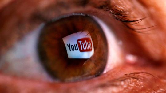 Oko u kojem se zrcali logo YouTubea