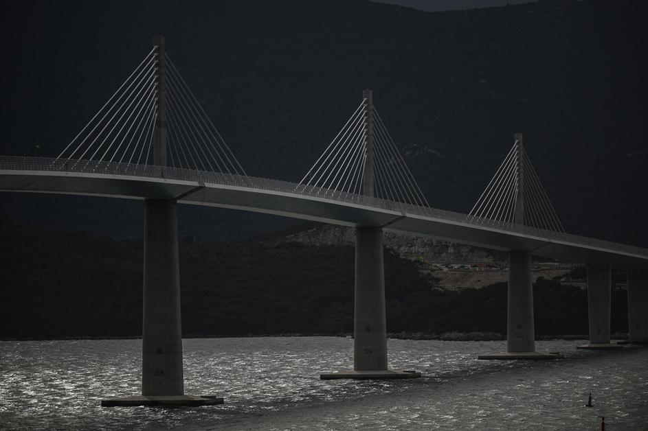 Komarna: Tamni oblaci iznad Pelješkog mosta