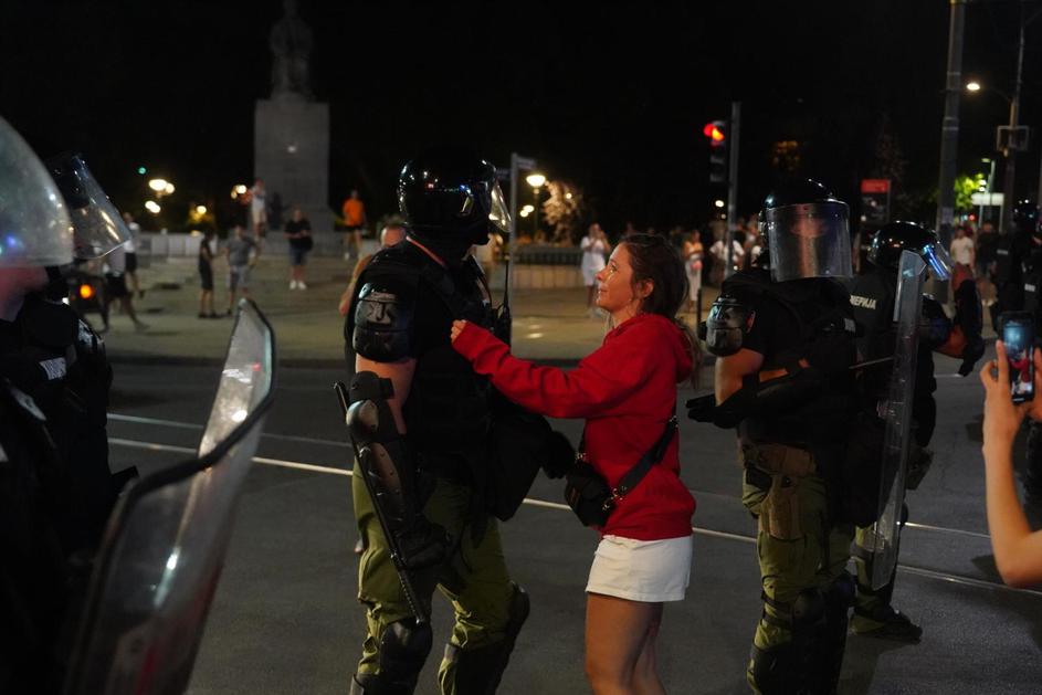 Beograd: Žandarmerija je uništila blokadu kod Strojarskog fakulteta i krenula prema Pravnom