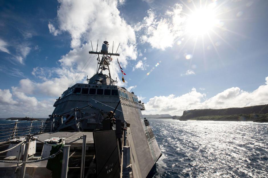 220118-N-LI768-1023  PHILIPPINE SEA (Jan. 18, 2022) – The Independence-variant littoral combat ship USS Tulsa (LCS 16) transits the Philippine Sea during sea-and-anchor. Tulsa, part of Destroyer Squadron (DESRON) 7, is on a rotational deployment, operatin | Author: Profimedia