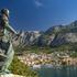 Stadtansicht Makarska Statue des Heiligen Petrus vor der Stadtansicht Makarska und das Biokovo Gebirge, Kroatien, Europa