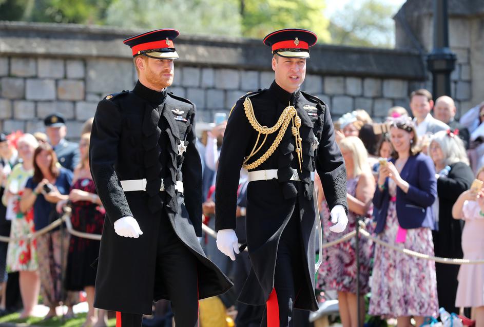 Princ Harry u društvu brata i kuma princa Williama dolazi u crkvu