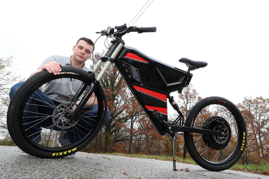 Ivan Golubić s električnim biciklom