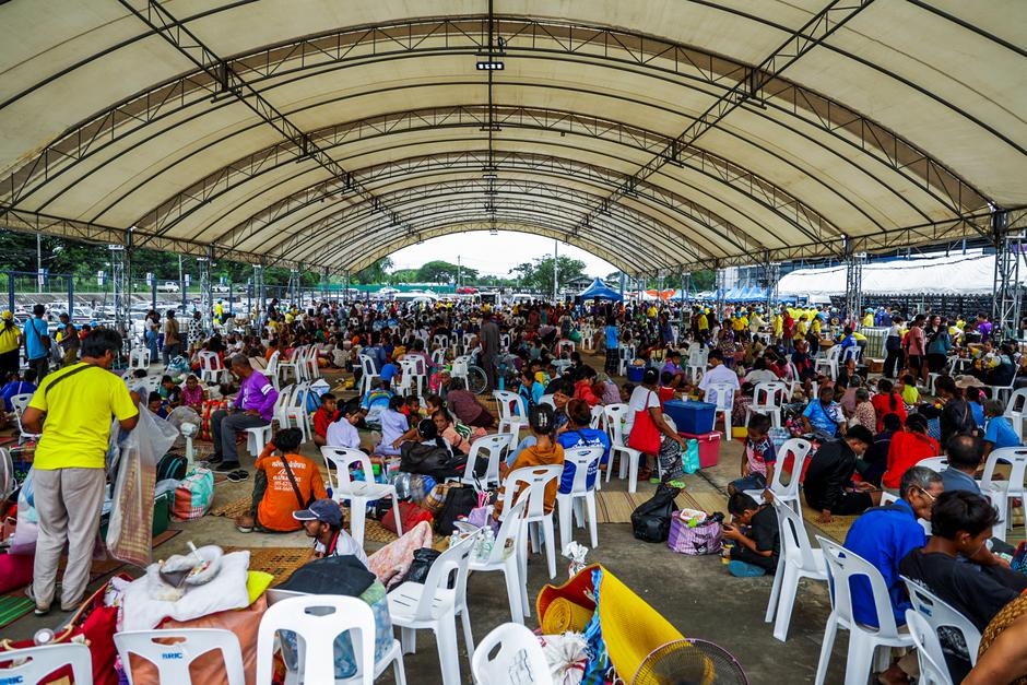 People rest at a shelter amid the clashes between Thailand and Cambodia border in Buriram province | Author: Stringer