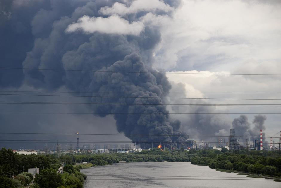Thick plumes of smoke with flames rise from an oil refinery following a Ukrainian drone attack in Moscow | Author: SOCIAL MEDIA/REUTERS