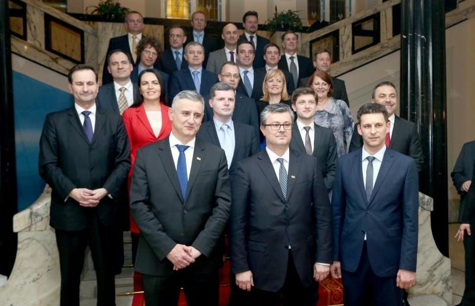 Zajednička fotografija članova nove Vlade s Tihomirom Oreškovićem na čelu | Author: Željko Lukunić (PIXSELL)