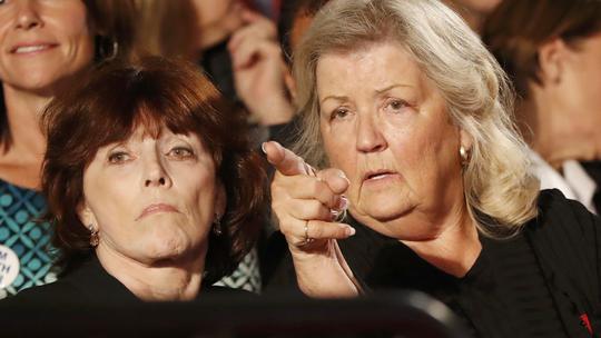 Juanita Broaddrick i Kathleen Willey tijekom druge predsjedničke debate