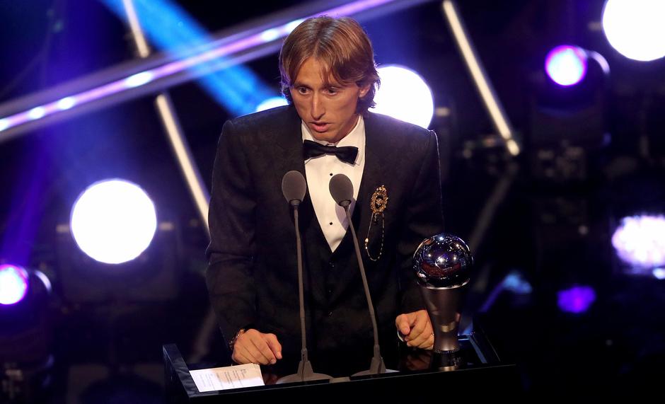 Luka Modrić prima pokal za najboljeg igrača FIFA-e | Author: Tim Goode/Press Association/PIXSELL