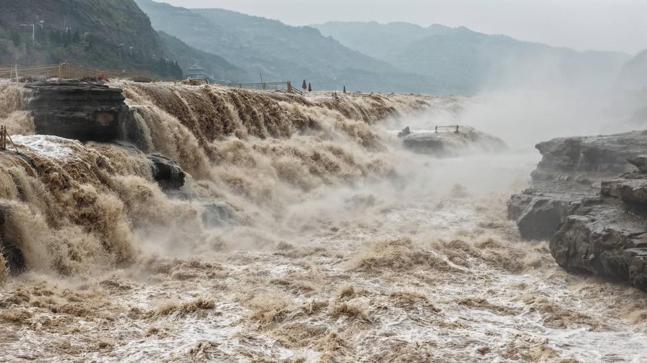 YAN AN, CHINA - SEPTEMBER 20: A large number of tourists visit the Hukou Waterfall on the Yellow River as water volume s | Author: Profimedia