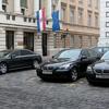 Službeni automobili parkirani između zgrade Vlade i Sabora na Markovom trgu