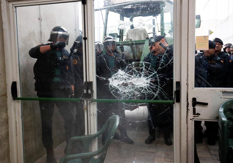 Policija upada na biralište u Kataloniji | Author: REUTERS/Juan Medina