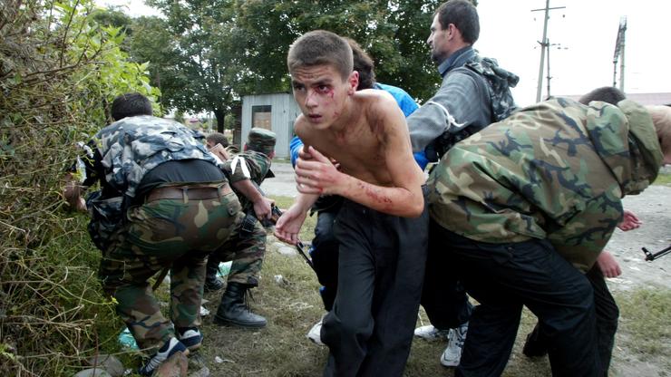 Učenik talac spašen od otmičara u školi u Beslanu