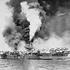 Nosač aviona HMS Formidable (R67) u plamenu nakon udara kamikaze uz nedaleko Sakishima Gunto.