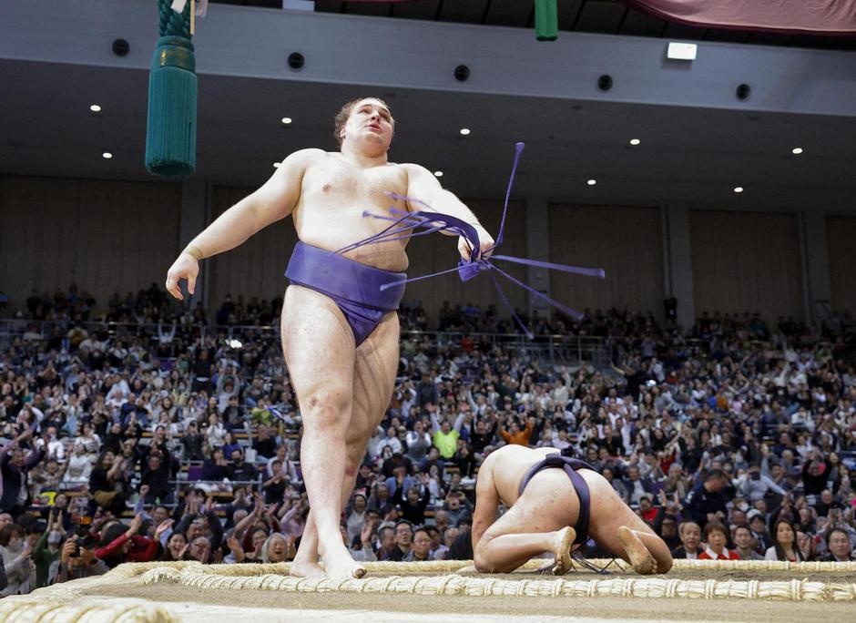 Ukrainian sumo wrestler sekiwake Aonishiki, his real name Danylo Yavhusishyn, beats yokozuna Hoshoryu to win the Emperor's Cup sumo tournament in Fukuoka | Author: KYODO/REUTERS