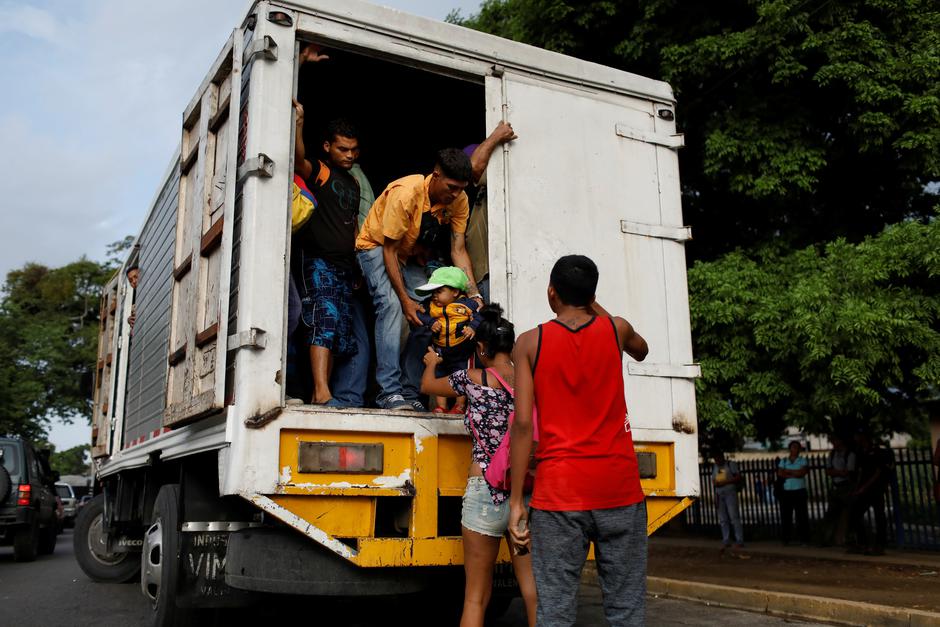 Venezuela - kamion kao javno prijevozno sredstvo | Author: MARCO BELLO/REUTERS/PIXSELL