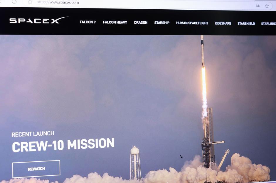 Spacex crew-10 mission launching into cloudy sky from rocket pad. | Author: Profimedia