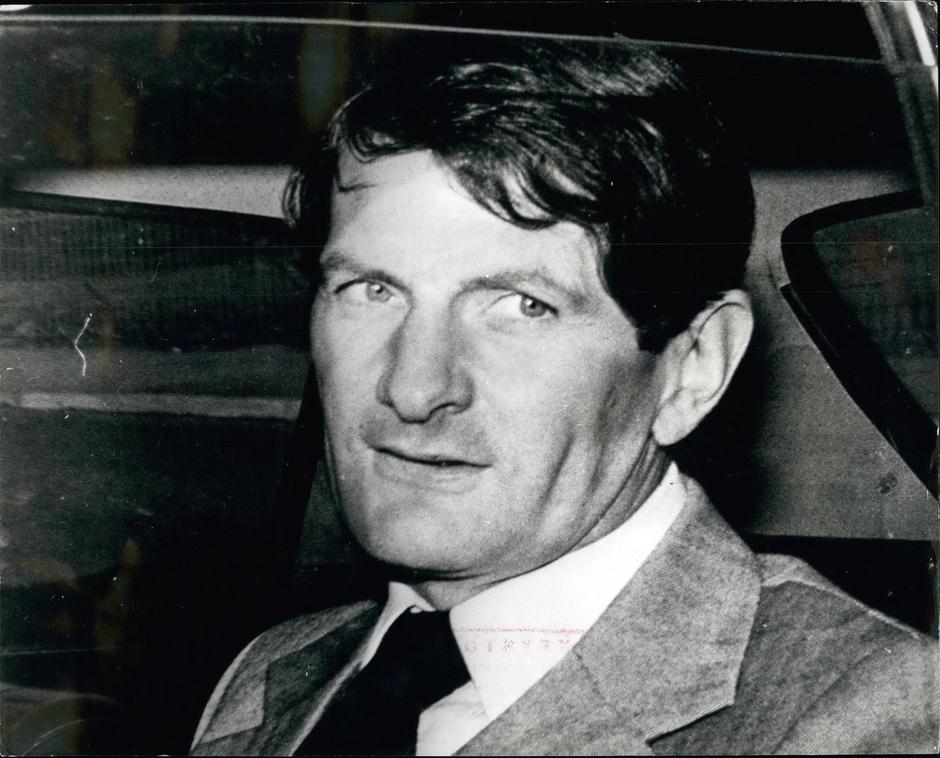 210013327 | Author: Keystone Pictures USA