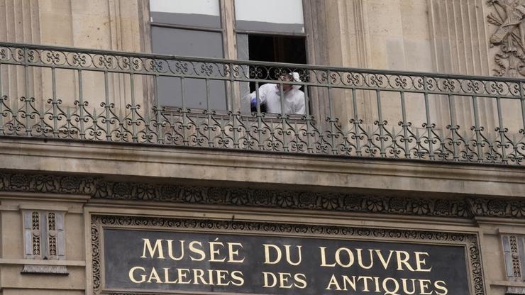 Louvre Museum closed after armed robbery targets crown jewels in Paris