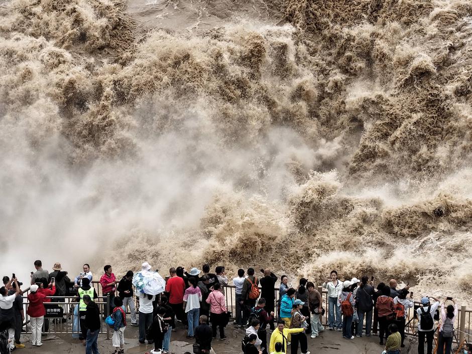 YAN AN, CHINA - SEPTEMBER 20: Tourists visit the Hukou Waterfall on the Yellow River as water volume significantly incre | Author: Profimedia