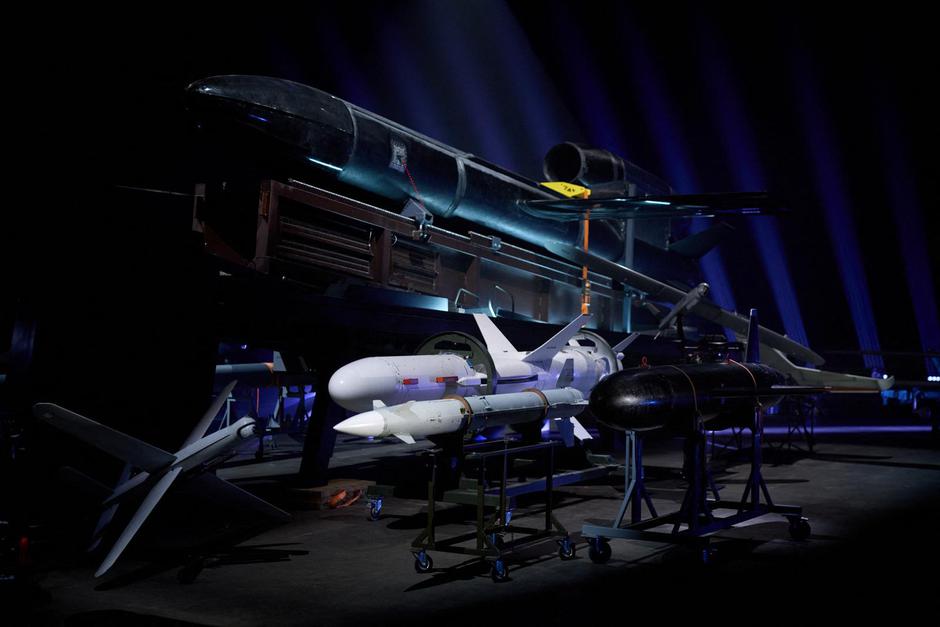 Le président présente plus de 50 types d'armes ukrainiennes développées pendant la guerre et qui ont déjà prouvé leur efficacité à l'occasion de la Journée des fabricants d'armes à Kyiv | Author: Ukraine Presidency via Bestimage