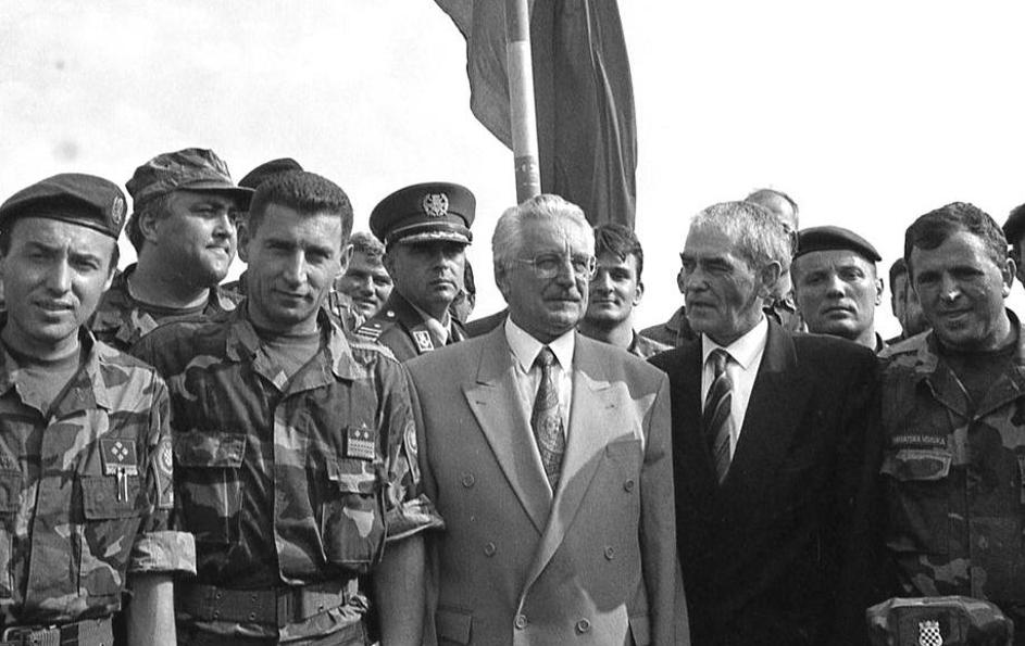 Predsjednik Franjo Tuđman s brojnim uglednicima posjetio je Grad Knin nakon VRO Oluja