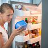 Žena provjerava rok trajanja namirnice iz hladnjaka