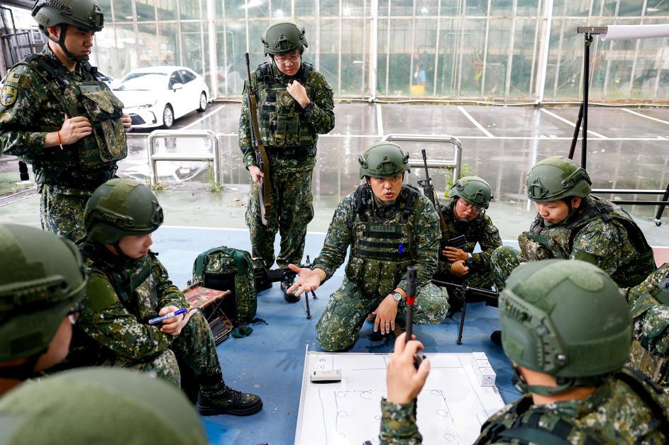 Reservists receive training during the annual Han Kuang military exercises in Taoyuan