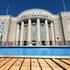 Berlin, Deutschland, Freibad vor dem Theater der Volksbuehne am Rosa-Luxemburg-Platz