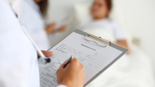 Liječnica popunjava medicinski karton