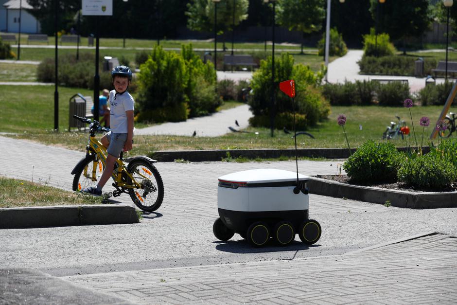 Robotska dostava pošiljaka u Estoniji | Author: INTS KALNINS/REUTERS/PIXSELL