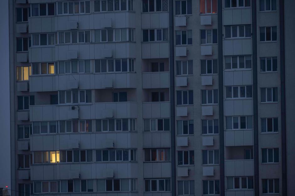 Kyiv, 22/11/2024, High-rise buildings seen without power during scheduled blackout in Kyiv. Residents experiences multiple blackouts per day, as Russia has destroyed big parts of Ukraine’s energy infrastructure. While businesses rely mostly on diesel powe | Author: Profimedia