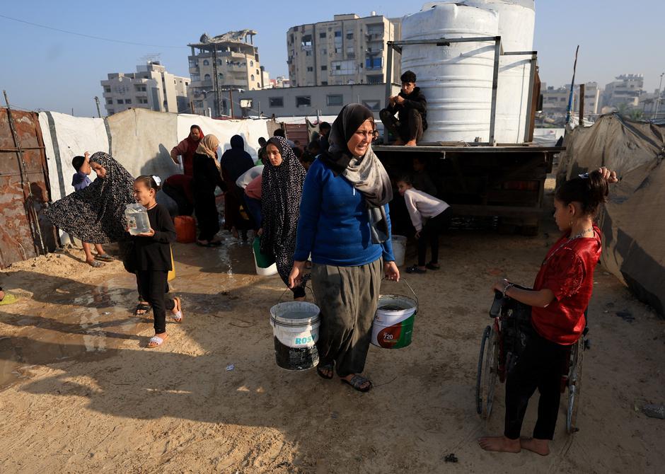 Palestinians gather to collect water, in Gaza City | Author: DAWOUD ABU ALKAS