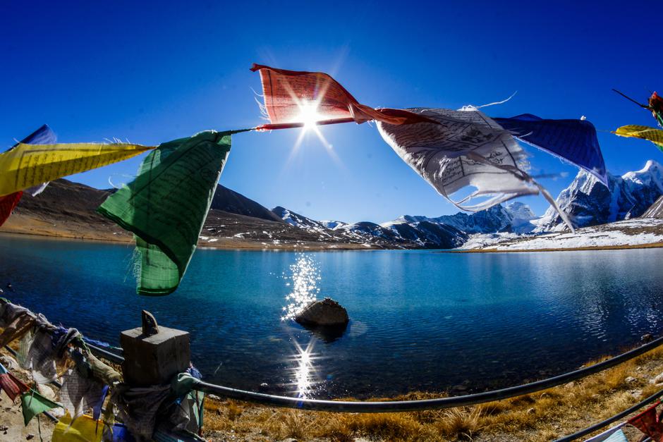 Sikkim - jezero u Himalaji i molitvene zastavice | Author: Spandan Bhatt// CC BY-SA 4.0