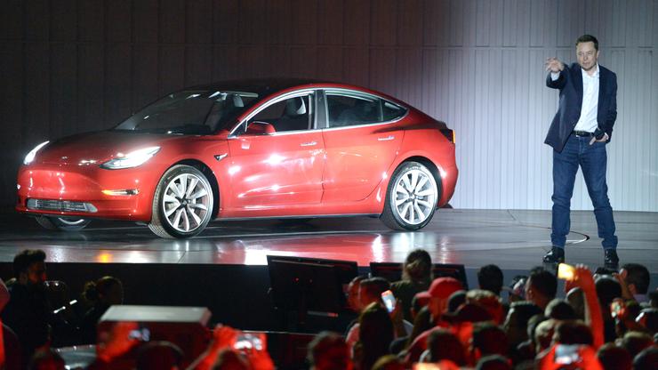 Elon Musk pored svog Tesla Model 3