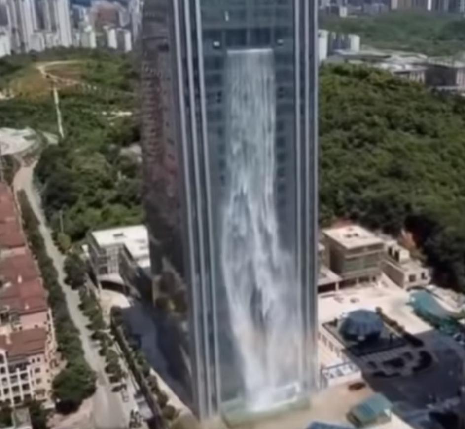 Neboder Liebian International Plaza s umjetnim vodopadom u Guiyangu