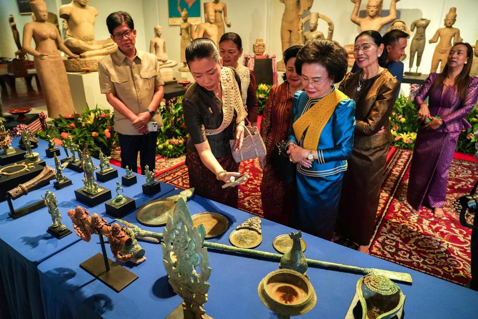 Artefacts returned to Cambodia | Author: Soveit Yarn/REUTERS