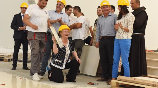 Knin: "Svestrana" predsjednica postavljala pločice u crkvi