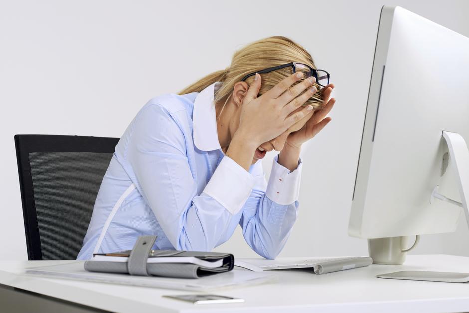 Umorna žena na poslu s glavoboljom | Author: Thinkstock