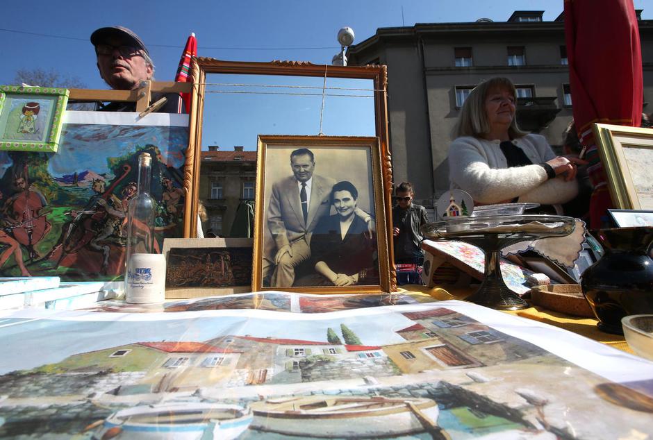 Zagreb: Posjetitelji nedjeljnog buvljaka mogu prona?i slike, nov?anice i knjige s likom Tita  | Author: Robert Anic/PIXSELL