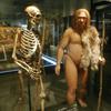 Kostur neandertalca i replika osobe