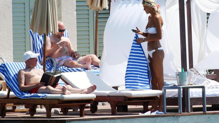 Hvar: Dimitrij Železnjak sa svojom mla?ahnom curom na luksuznoj plaži Bonj