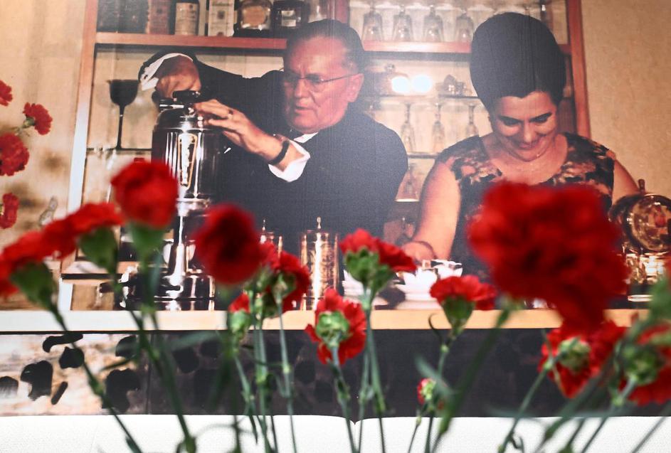 Zagreb: U Srpskom  kulturnom centru, fondacija Jovanka Broz održava izložbu haljina i torbi