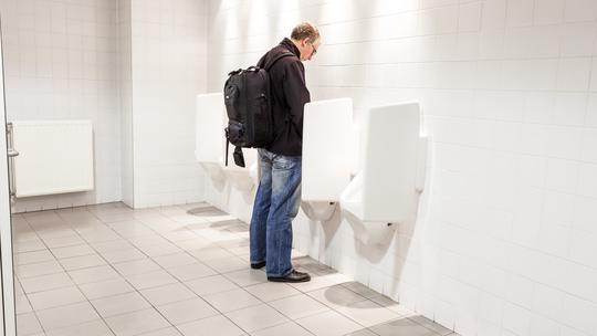 Muškarac u muškom WC-u